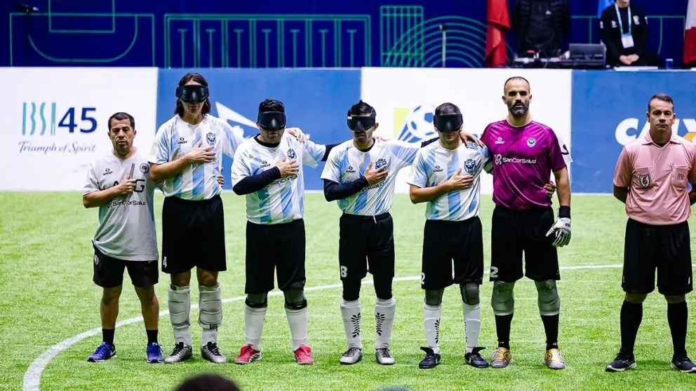 Los Murciélagos entonando las estrofas de nuestro himno nacional