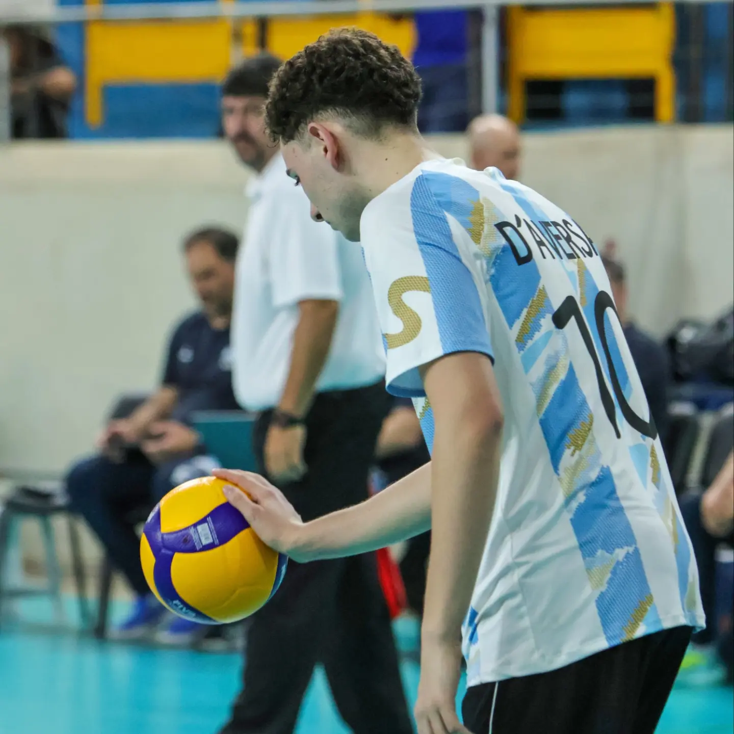 Felipe D'Aversa ajustando el servicio en un pasaje determinante del juego