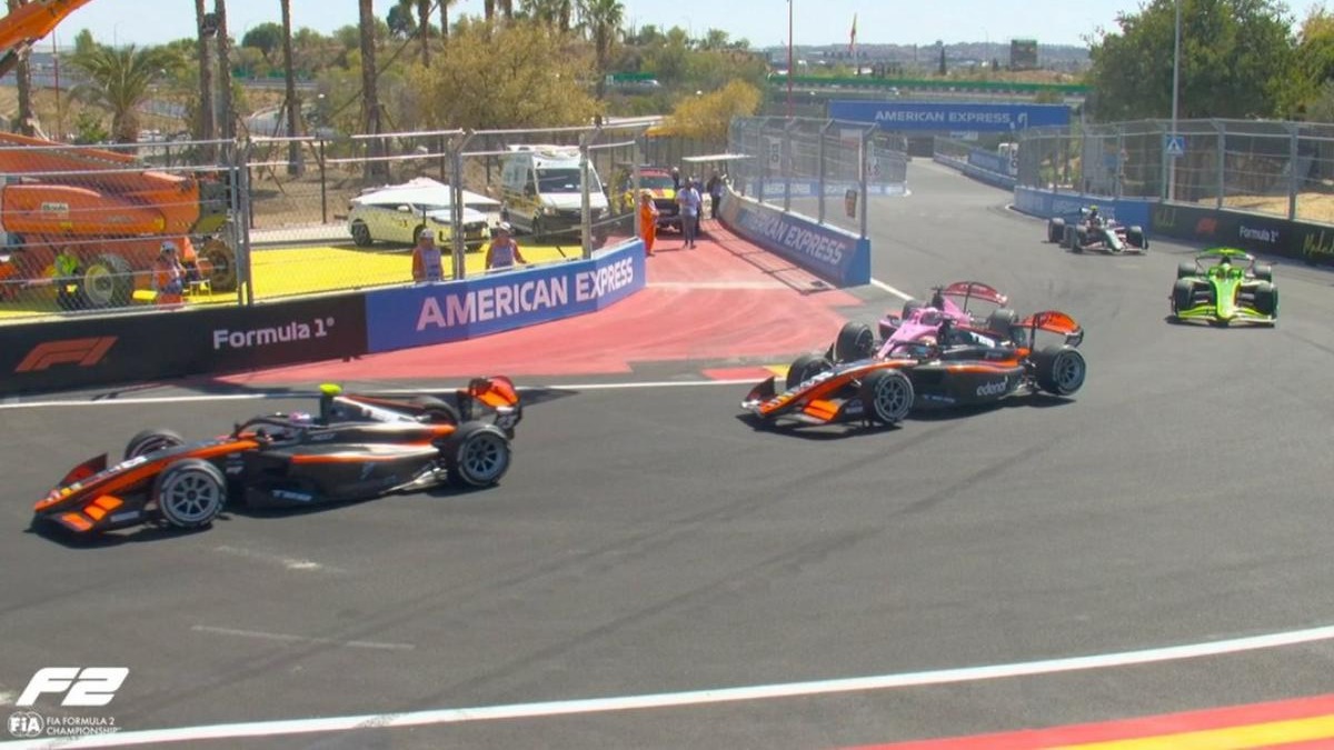 El momento del choque entre Kush Maini y Nico Varrone al comienzo de la carrera sprint