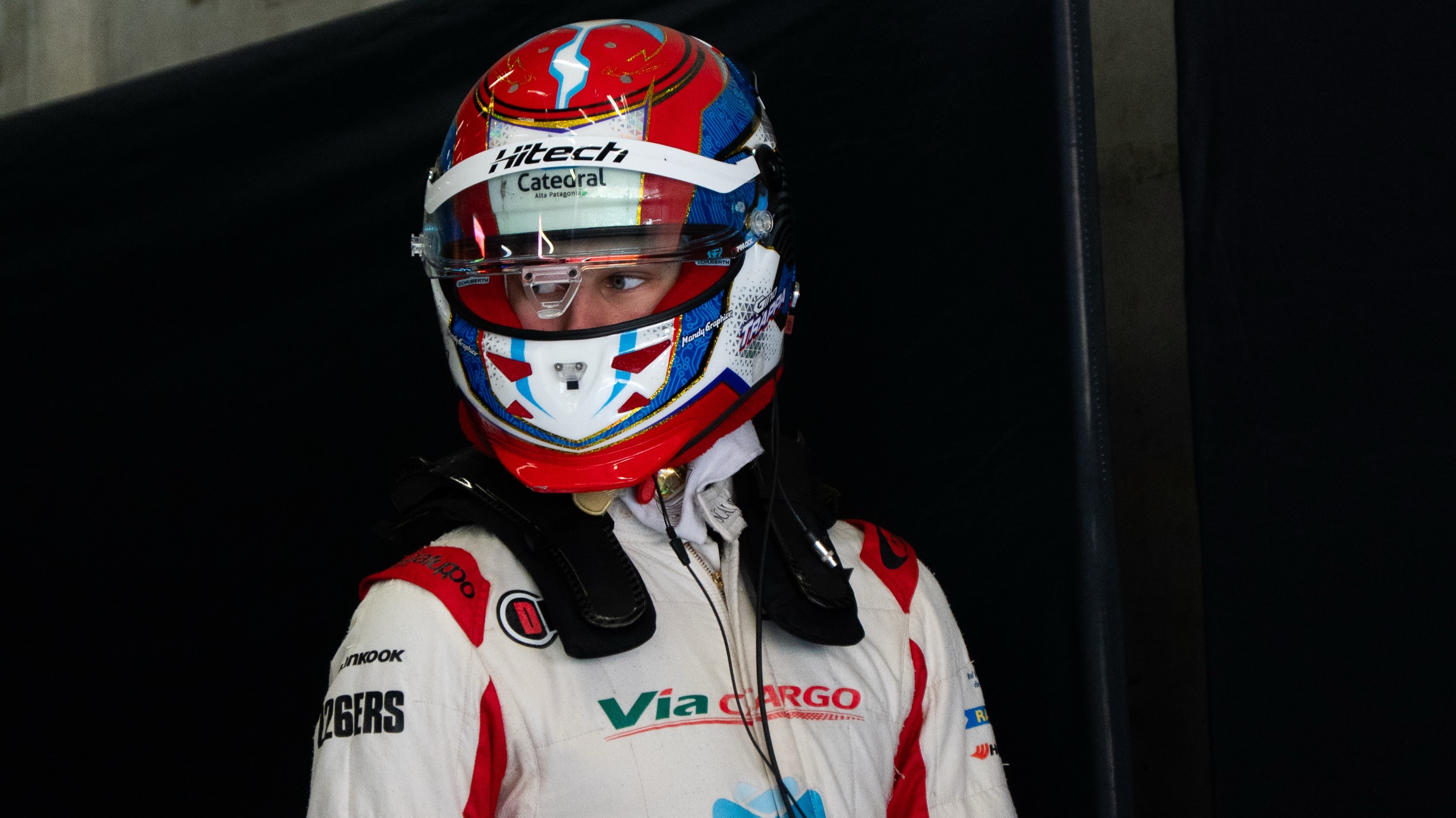 Gino Trappa concentrado en los boxes del equipo Hitech