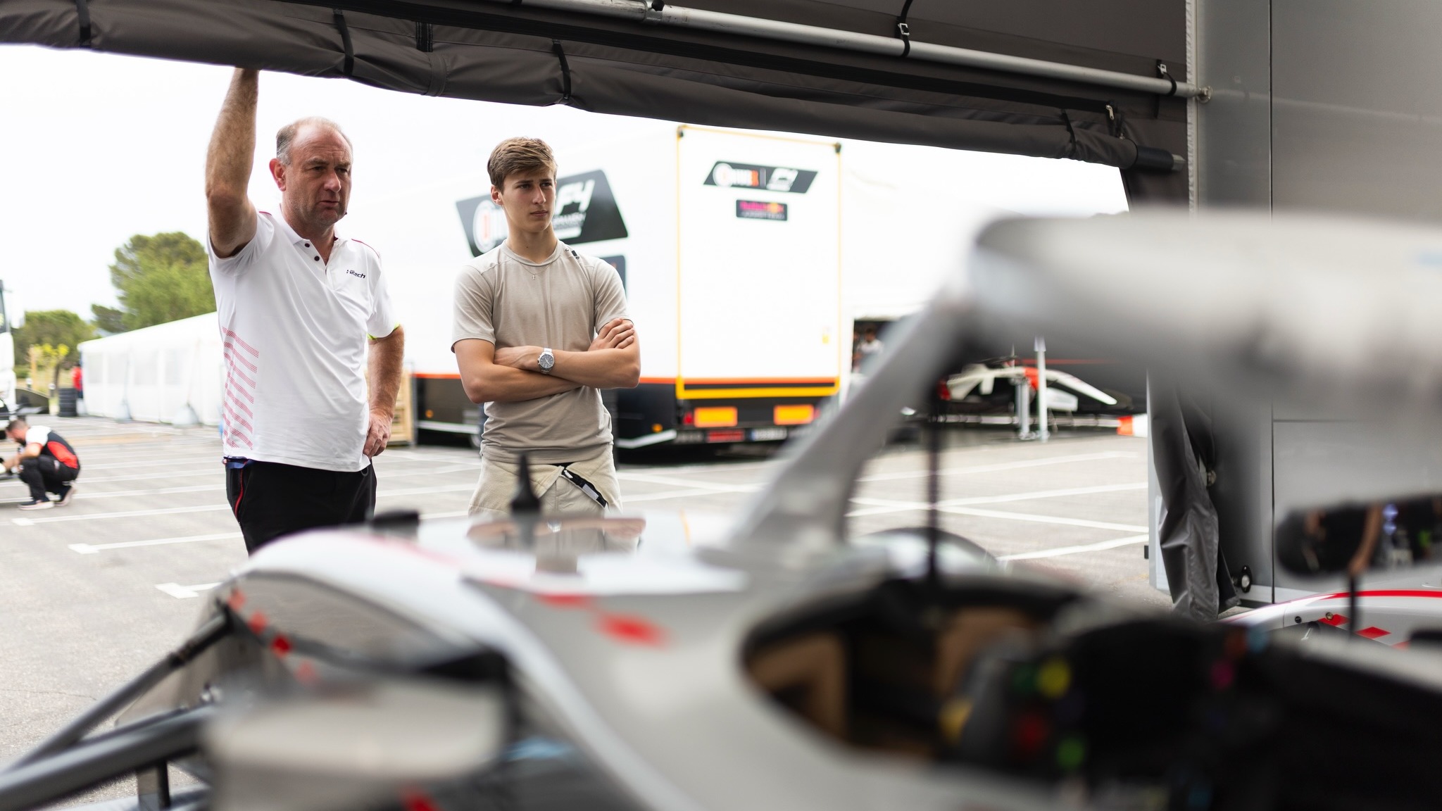 El piloto argentino junto a un ingeniero de Hitech