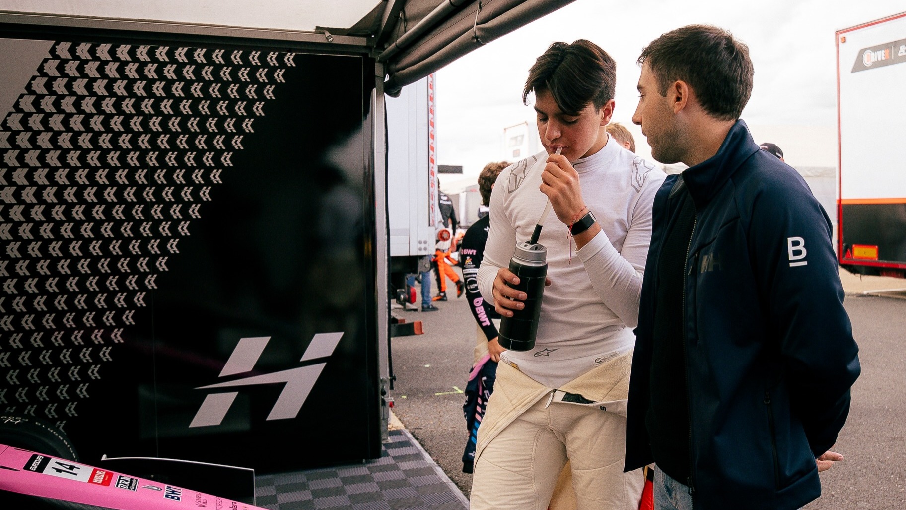 Santino Panetta intercambiando sensaciones con su cuerpo de ingenieros tras la exigente carrera en Silverstone