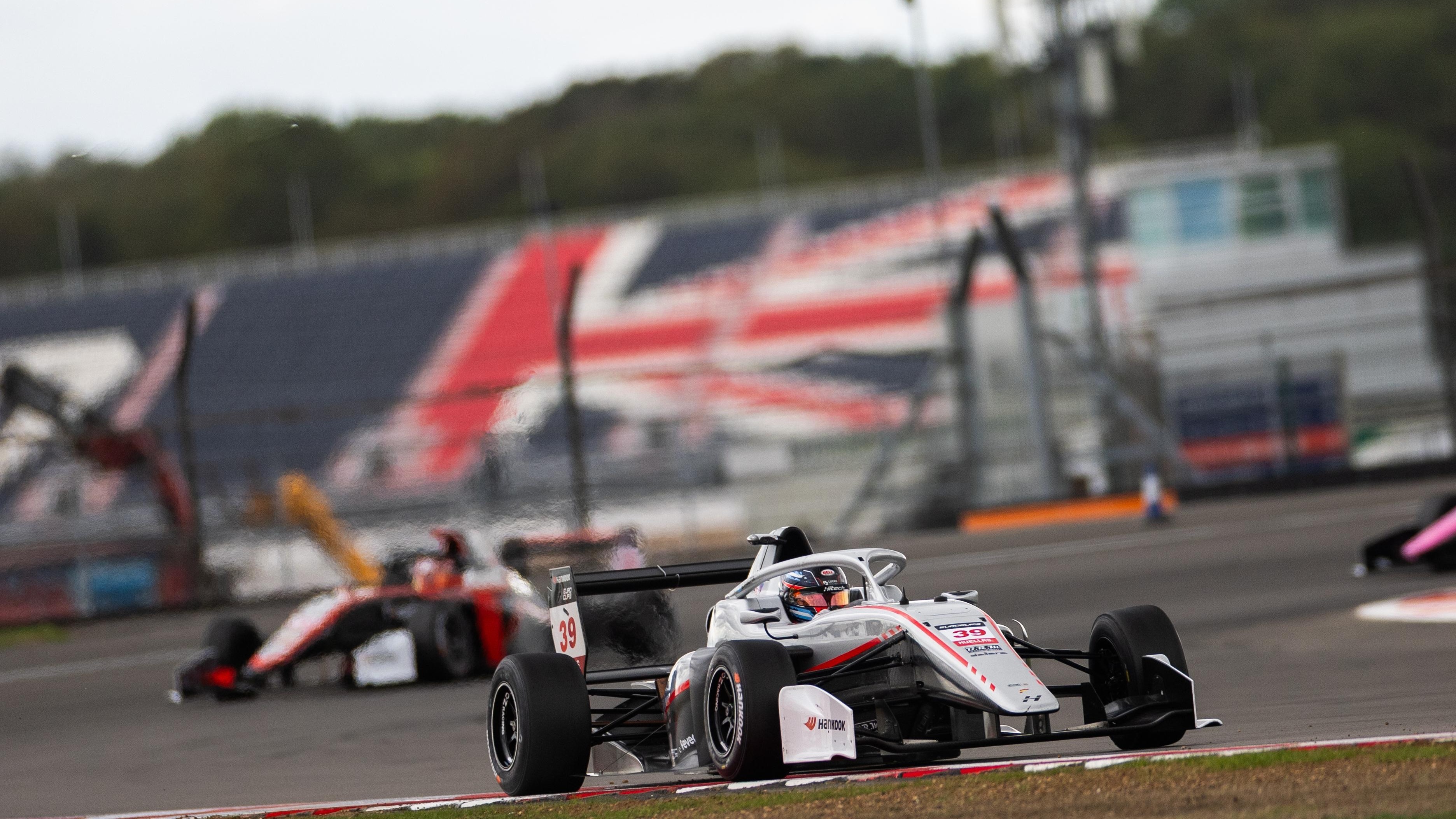 El coche #39 de Panetta transitando las curvas veloces de Silverstone