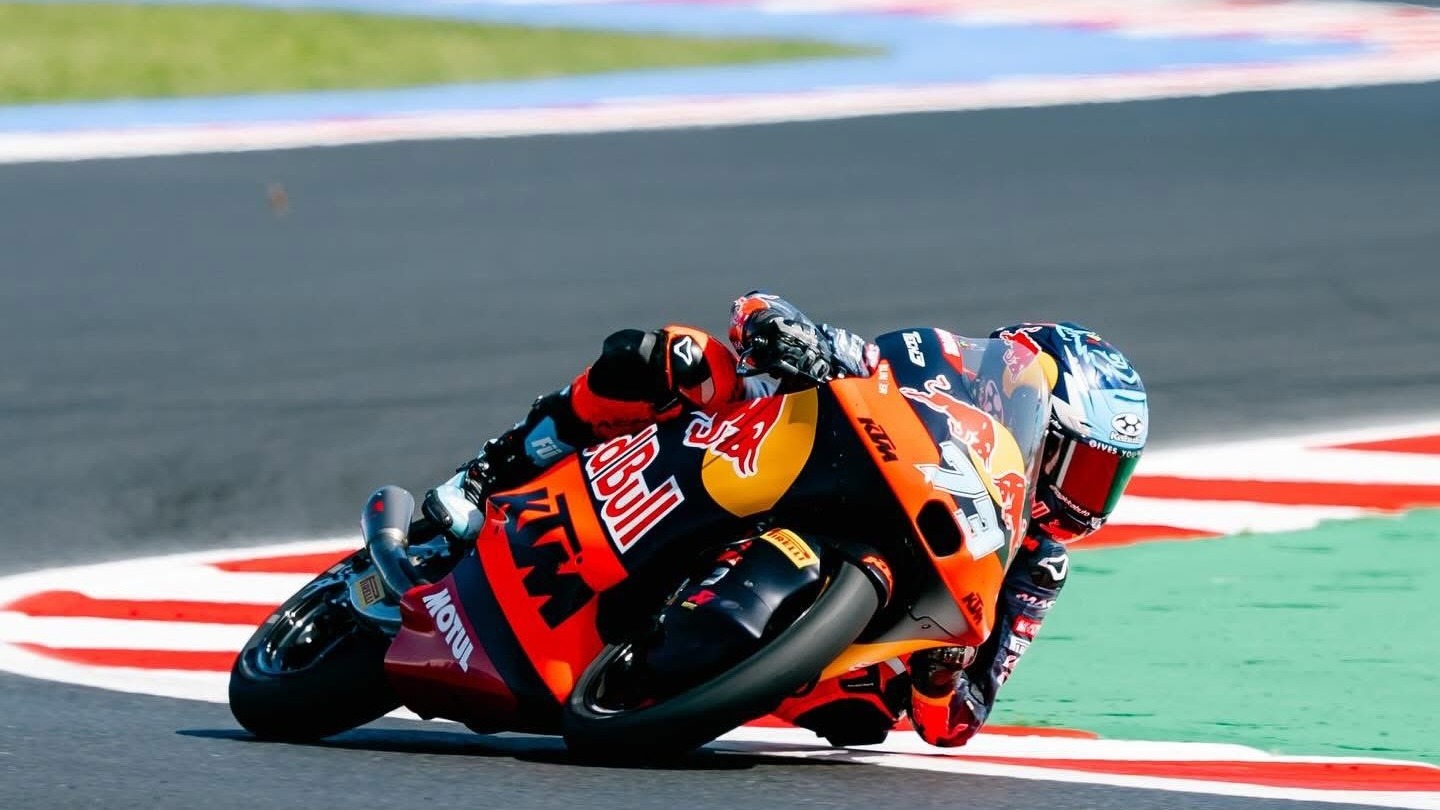 Valentín Perrone apurando los límites en el asfalto italiano antes de la carrera a 20 giros