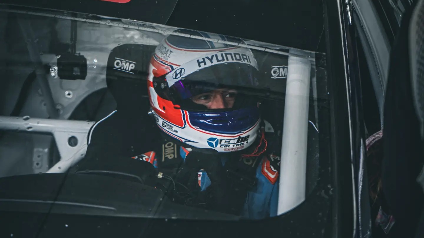 Néstor Girolami concentrado dentro del habitáculo del Hyundai antes de salir a pista en Concordia