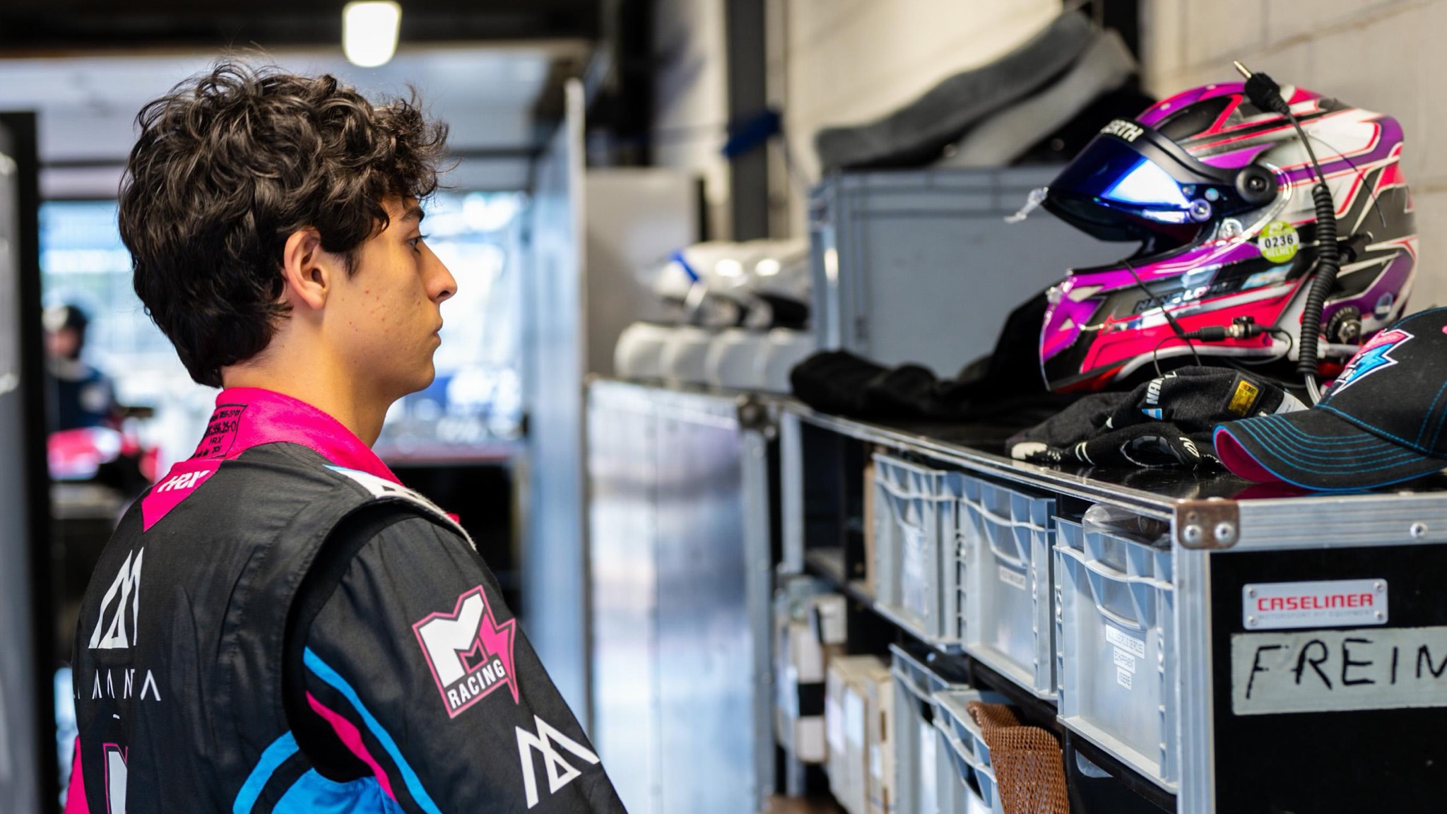 Nano López en el garaje de M Racing Experience evaluando el plan de trabajo en Silverstone