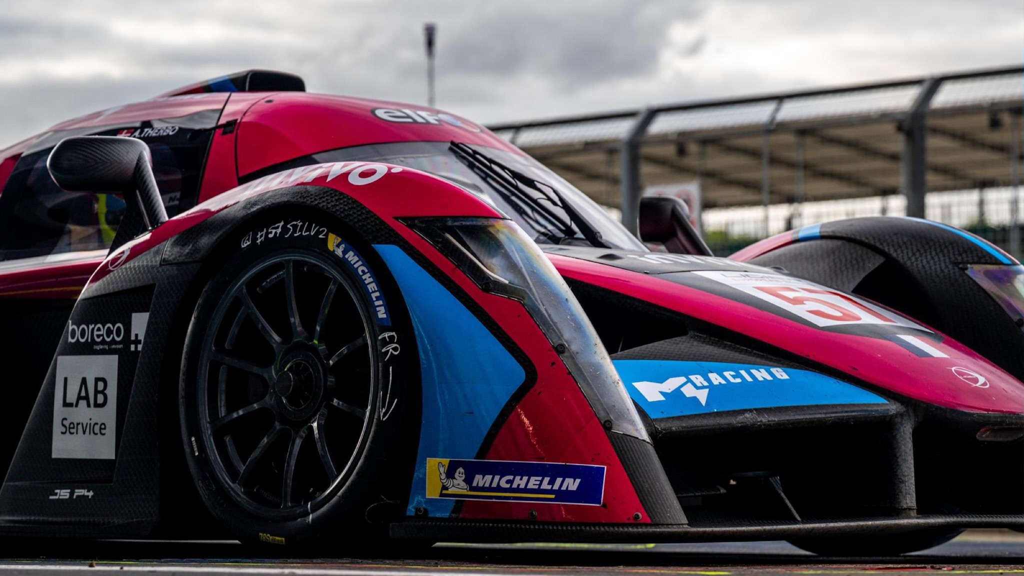 El prototipo del equipo alistado en el pit lane para afrontar las tandas oficiales