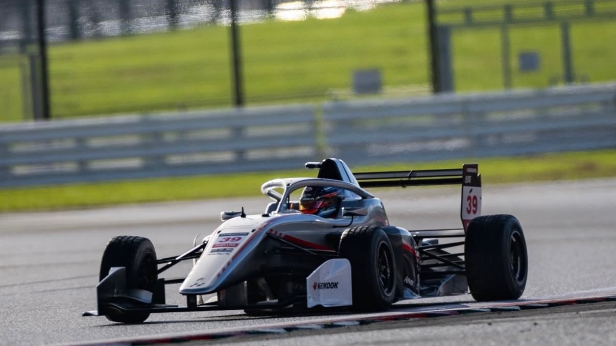 El piltoo argentino girando sobre el veloz trazado británico de Silverstone