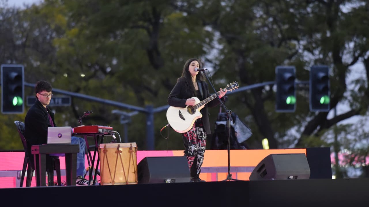 Luana Noa sobre el escenario del Monumento a la Bandera durante la apertura musical