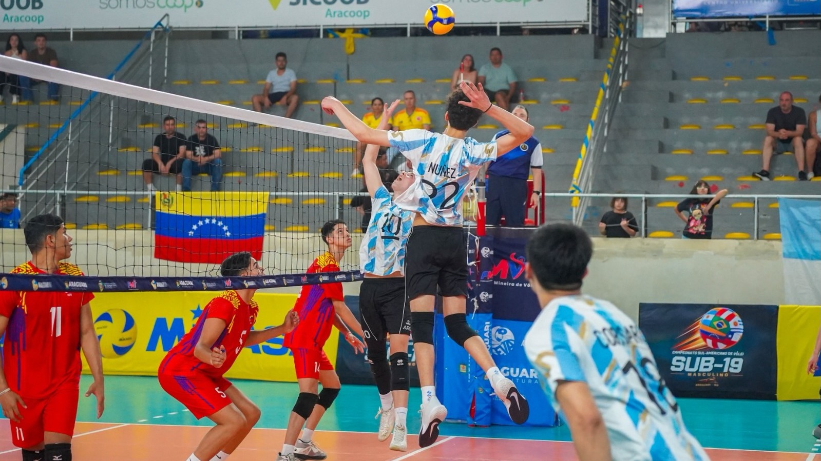 Núñez elevándose en la red para definir