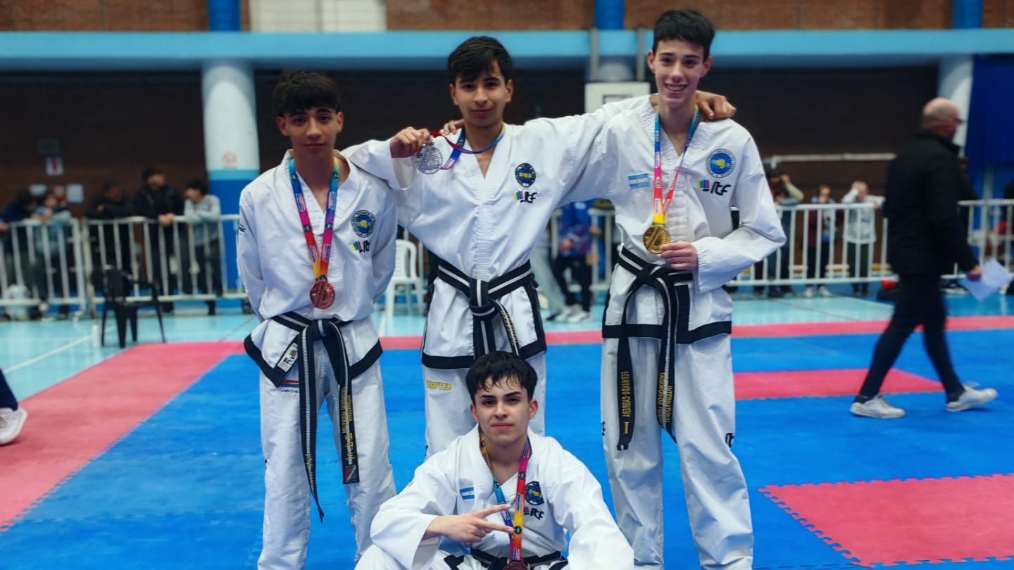 Joaquín Díaz junto a sus compañeros de entrenamiento tras una destacada cosecha de medallas