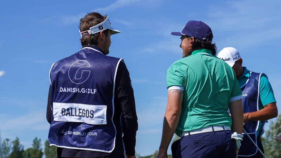 Andrés Gallegos repasando la estrategia de juego junto a su caddie