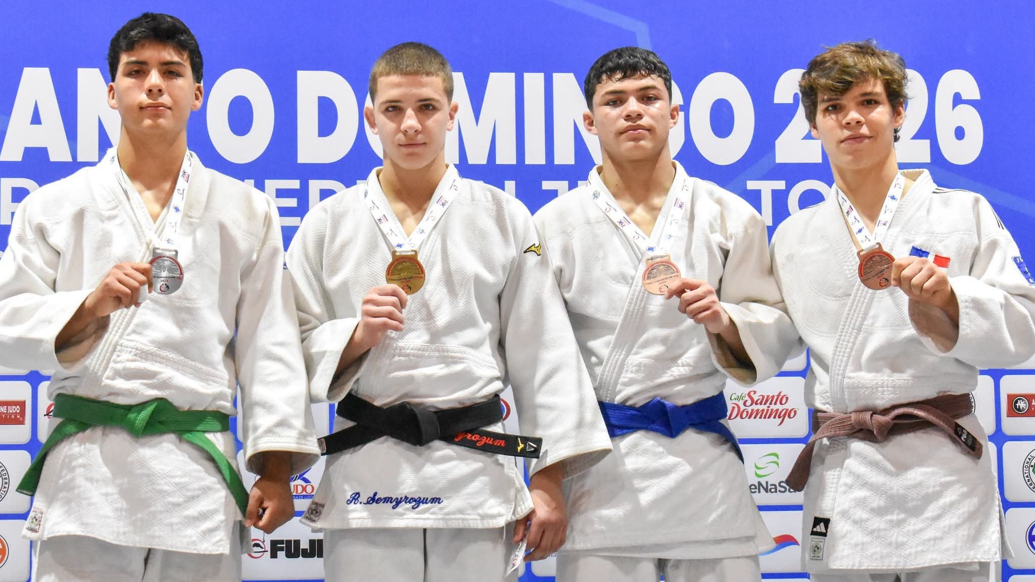Gino Sánchez Martone en el podio de los -73 kg tras adjudicarse la medalla de plata en Santo Domingo