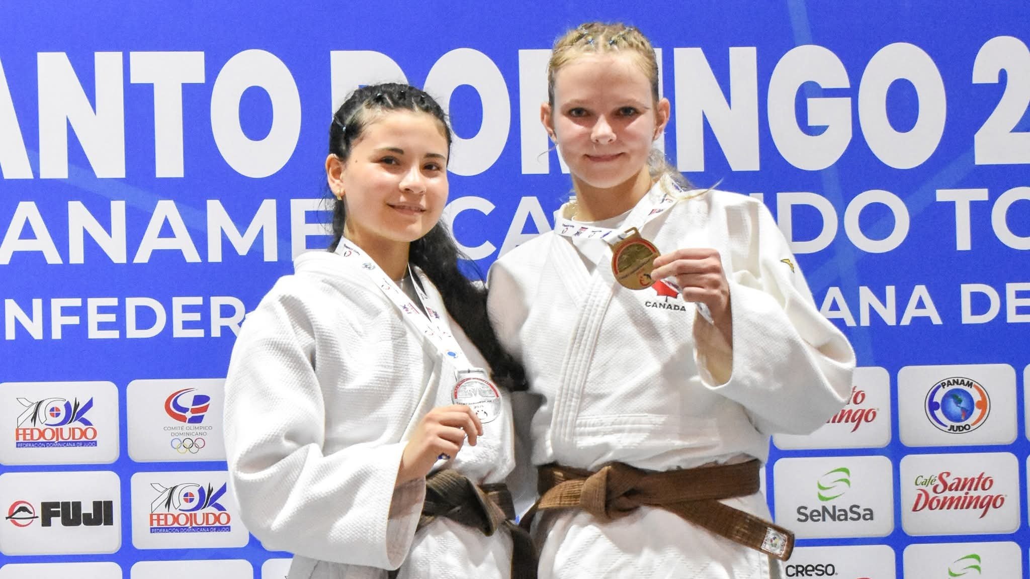 Mariana Denise Mobilio exhibe la presea plateada en la división de los -63 kg