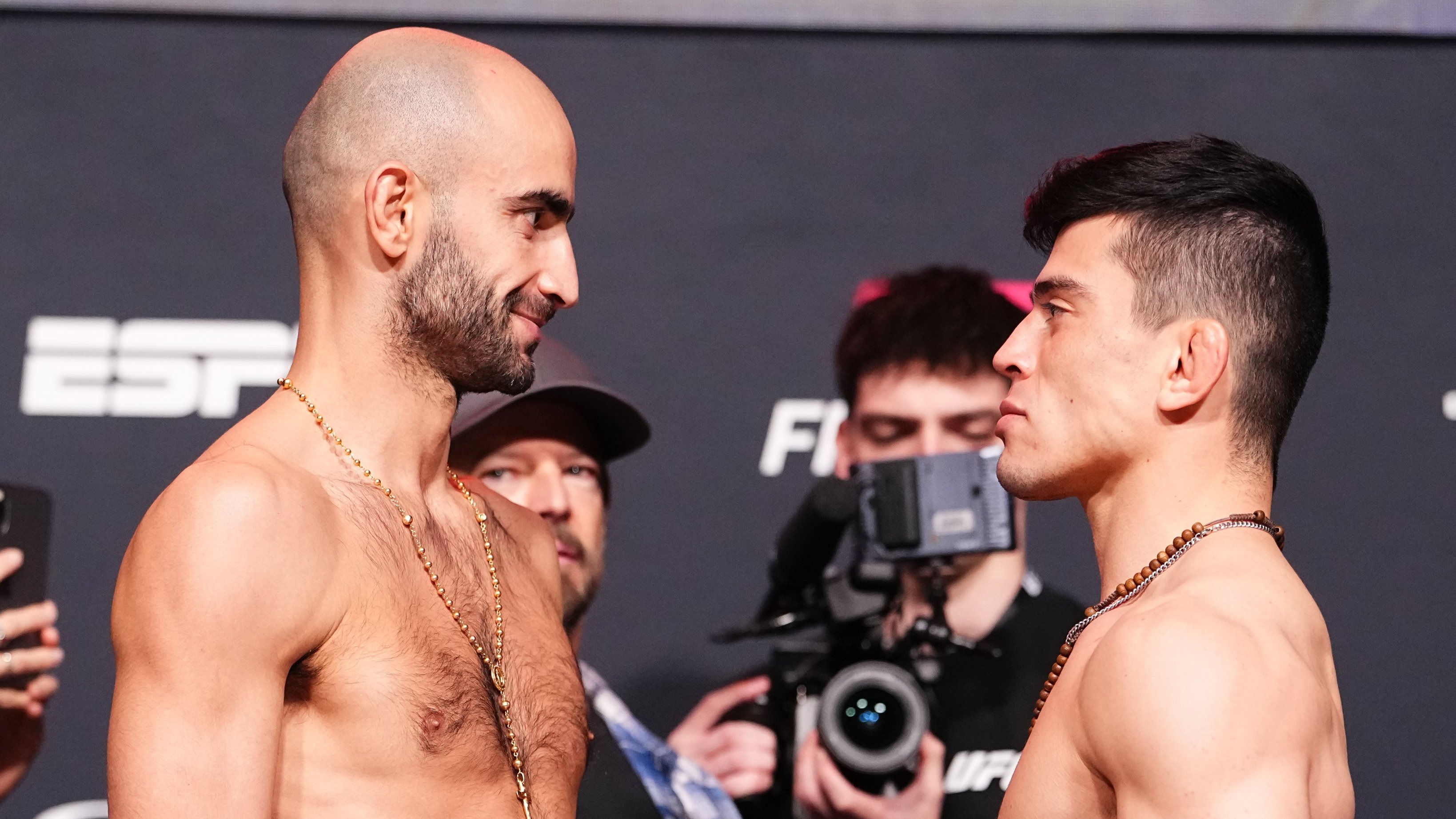 Kevin Vallejos en el cara a cara en su pelea el año pasado contra Giga Chikadze