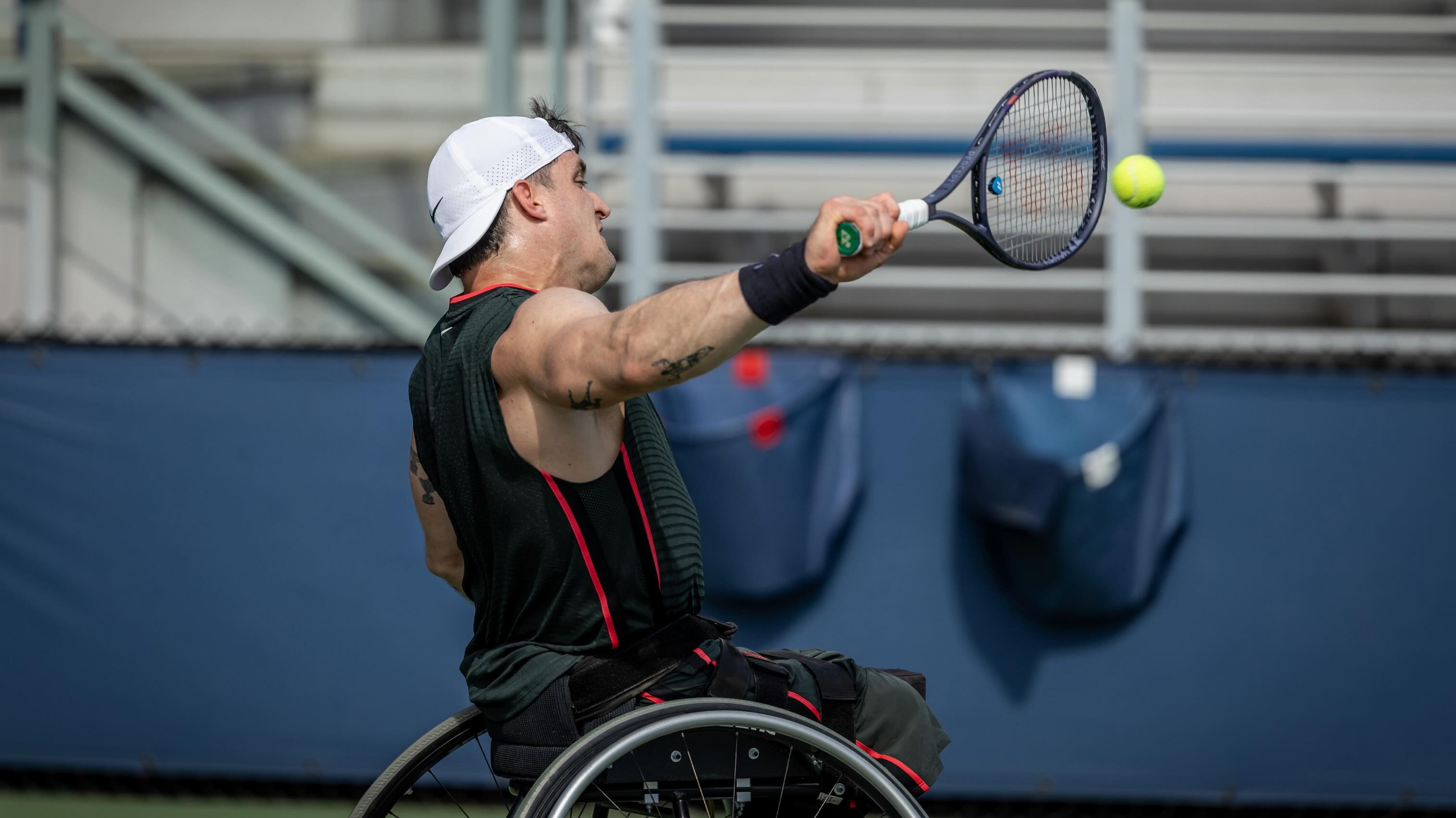 Gustavo Fernández maniobrando en las canchas de Flushing Meadows