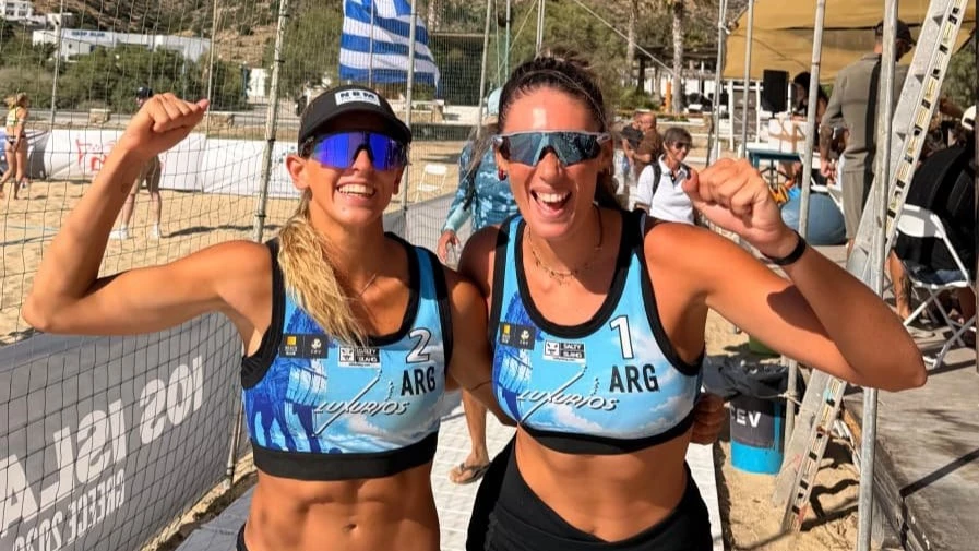 Agostina Ghigliazza y Morena Abdala celebran la efectividad de su juego al lado de la red