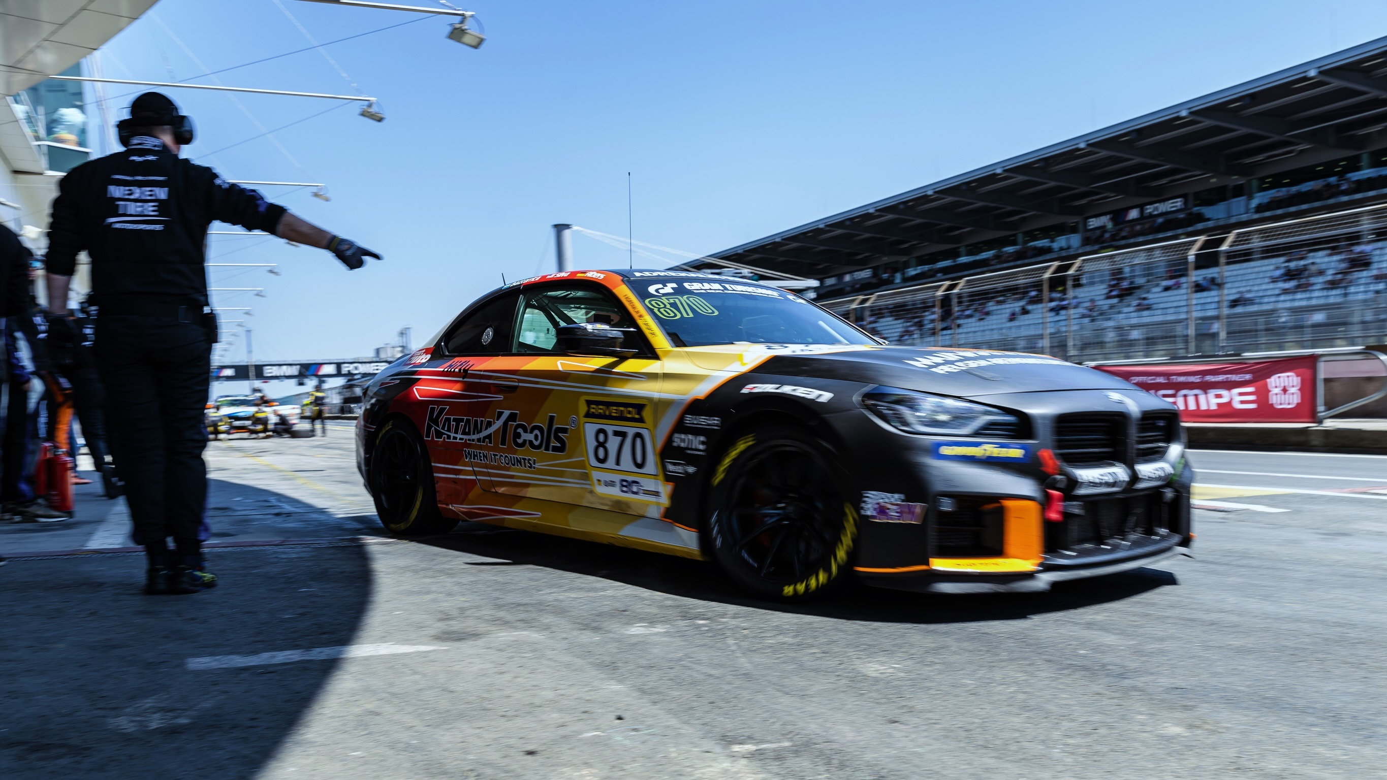El coche #870 en el pitlane