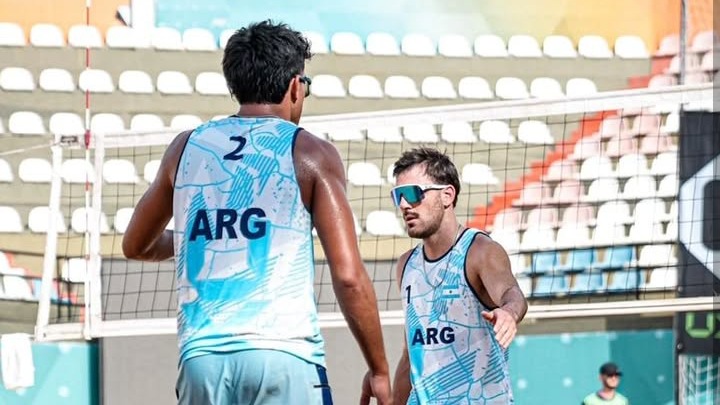 Bautista Amieva y Maciel Bueno en plena disputa táctica sobre la arena de Rosario