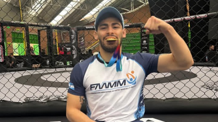 Ángel Núñez con su Medalla de oro