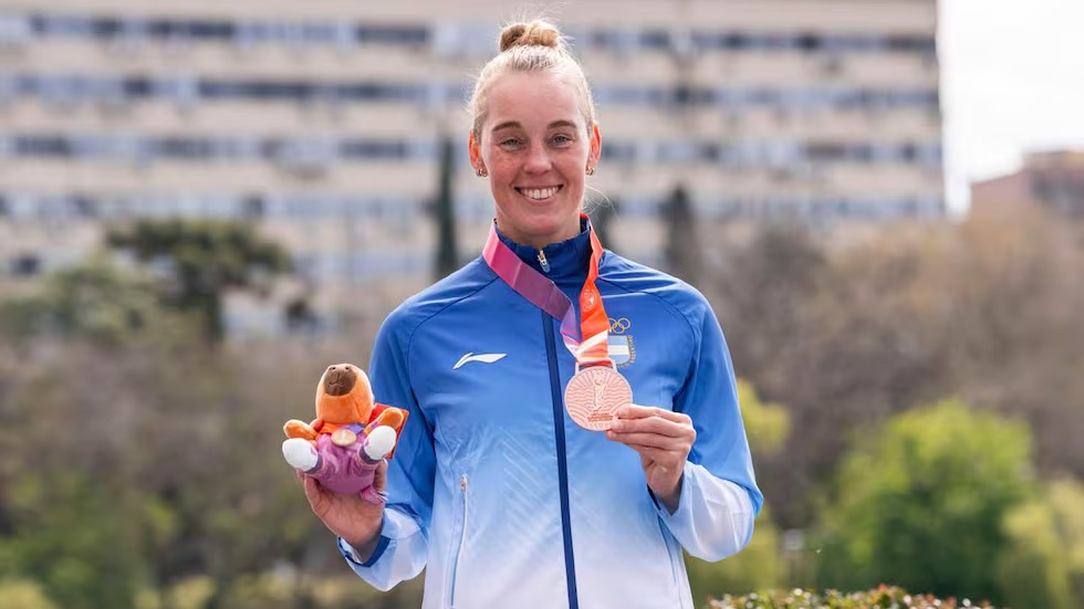 Romina Imwinkelried tras cruzar la meta y darle la primera medalla al país en aguas abiertas