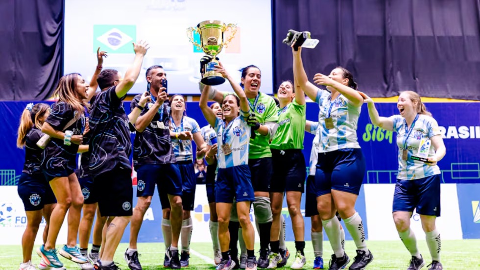 Las Murciélagas alzando la copa en San Pablo y Los Murciélagos celebrando la medalla de bronce