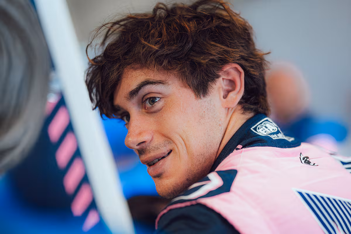 Franco Colapinto en el box de F1 y Nicolás Varrone acelerando en la resistencia internacional