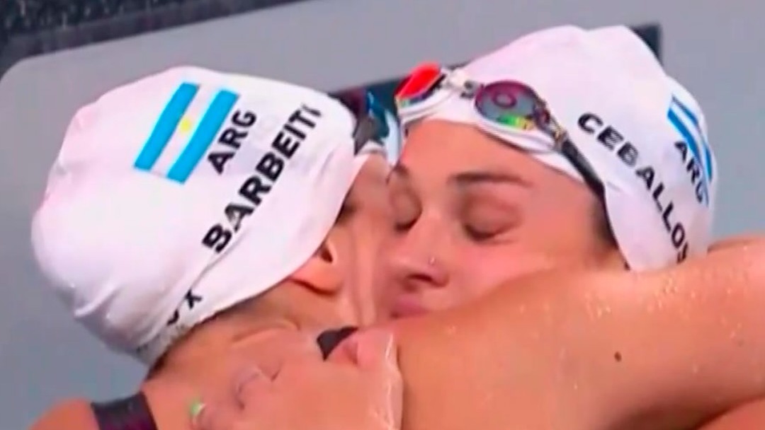 El emotivo festejo del 1-2 argentino en natación de la mano de Ceballos y Barbeito