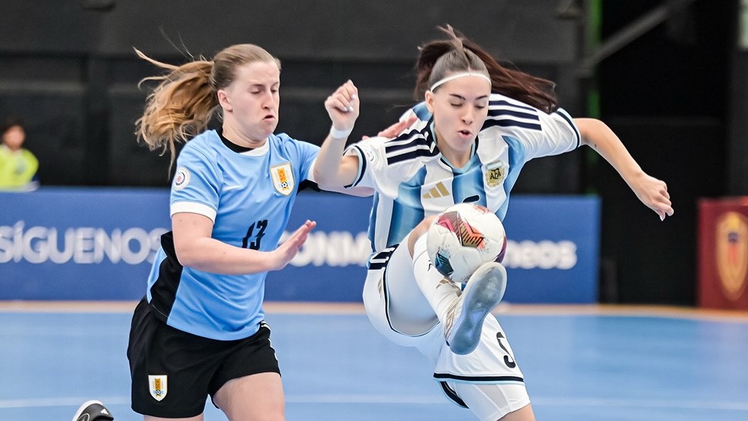 Disputa intensa en el aire durante el clásico rioplatense entre Argentina y Uruguay en el Sudamericano Sub-20