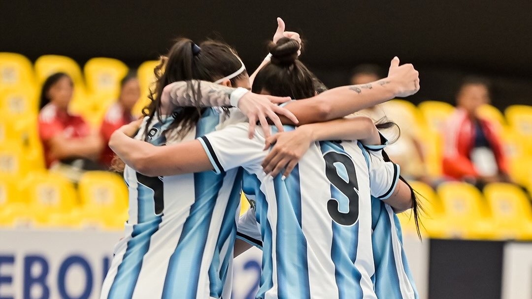 El festejo y abrazo colectivo del plantel albiceleste tras rubricar la goleada sobre el parqué
