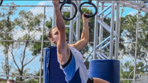 Catalina Serio superando el circuito de obstáculos en la definición del pentatlón moderno