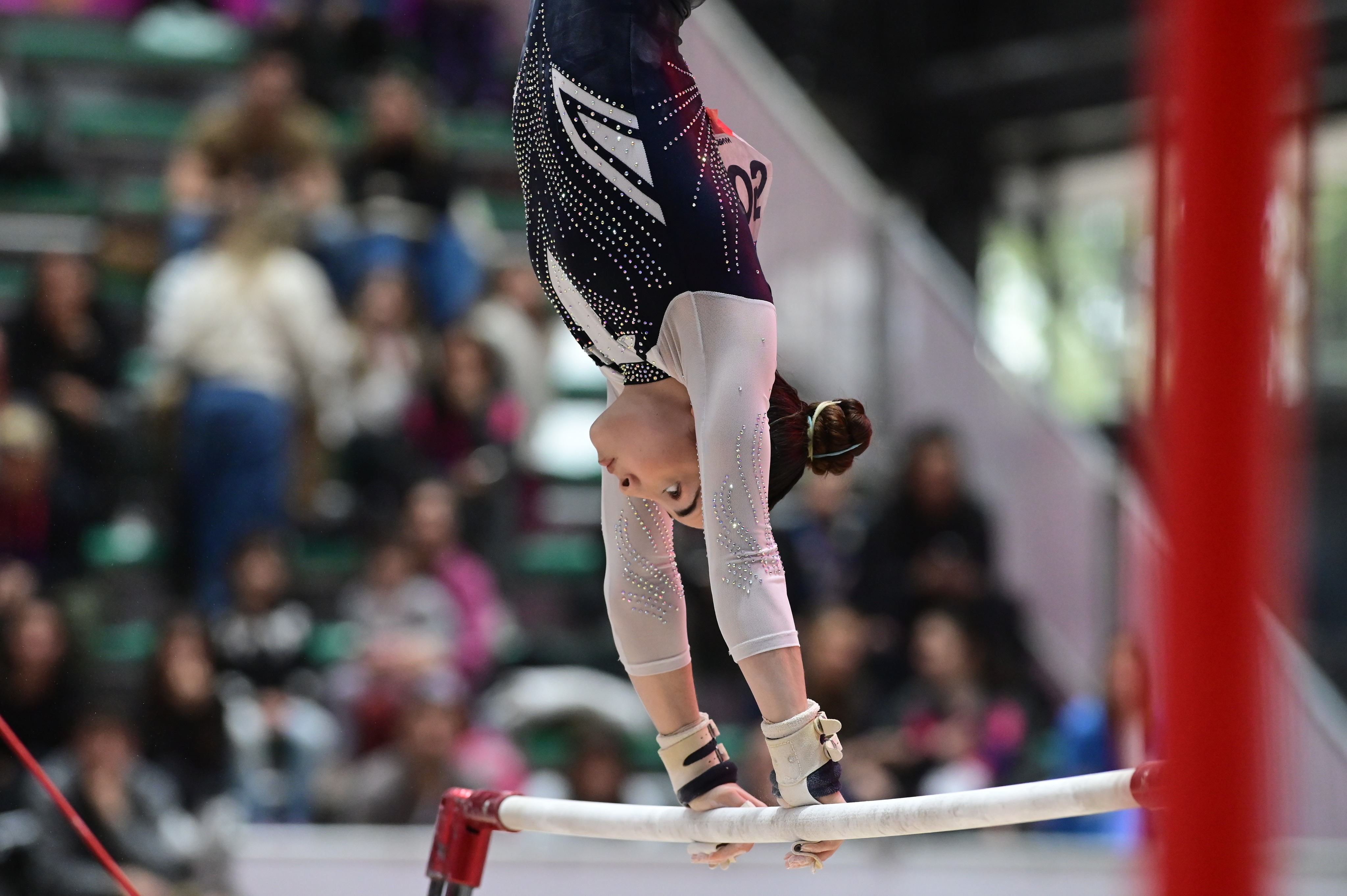 Julieta Lucas en plena ejecución sobre la viga de equilibrio en la Invencible Arena