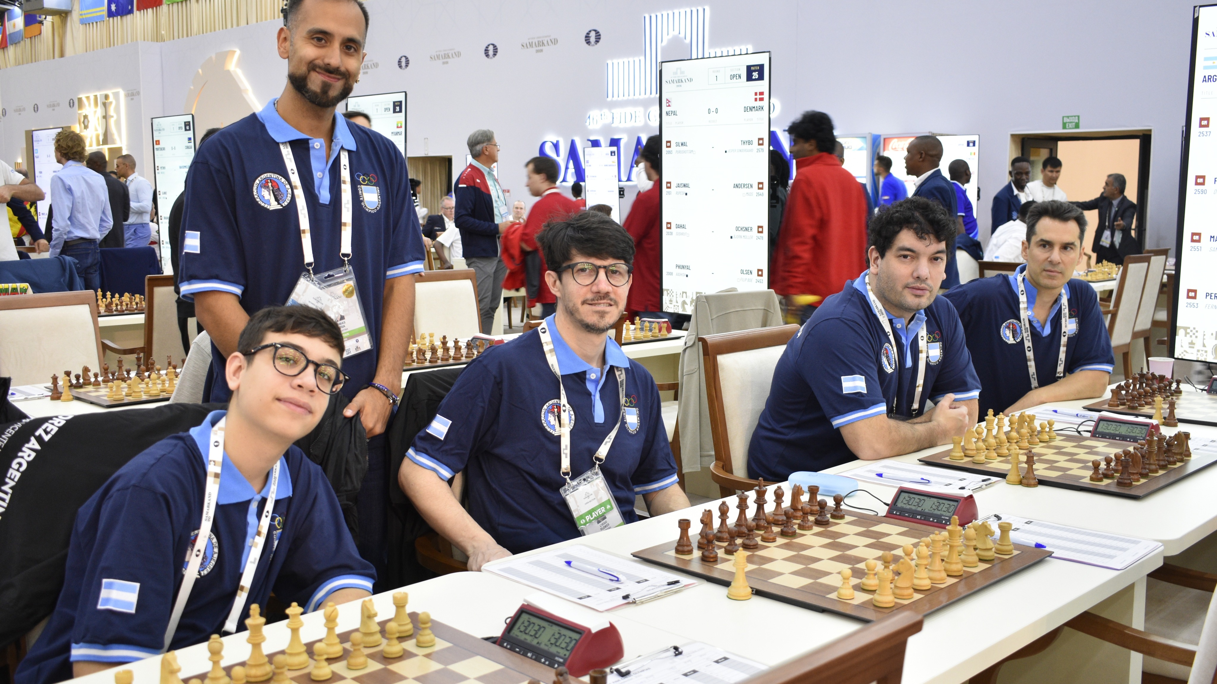 El equipo Open argentino sentado en la sala de juego de Samarcanda durante la primera ronda