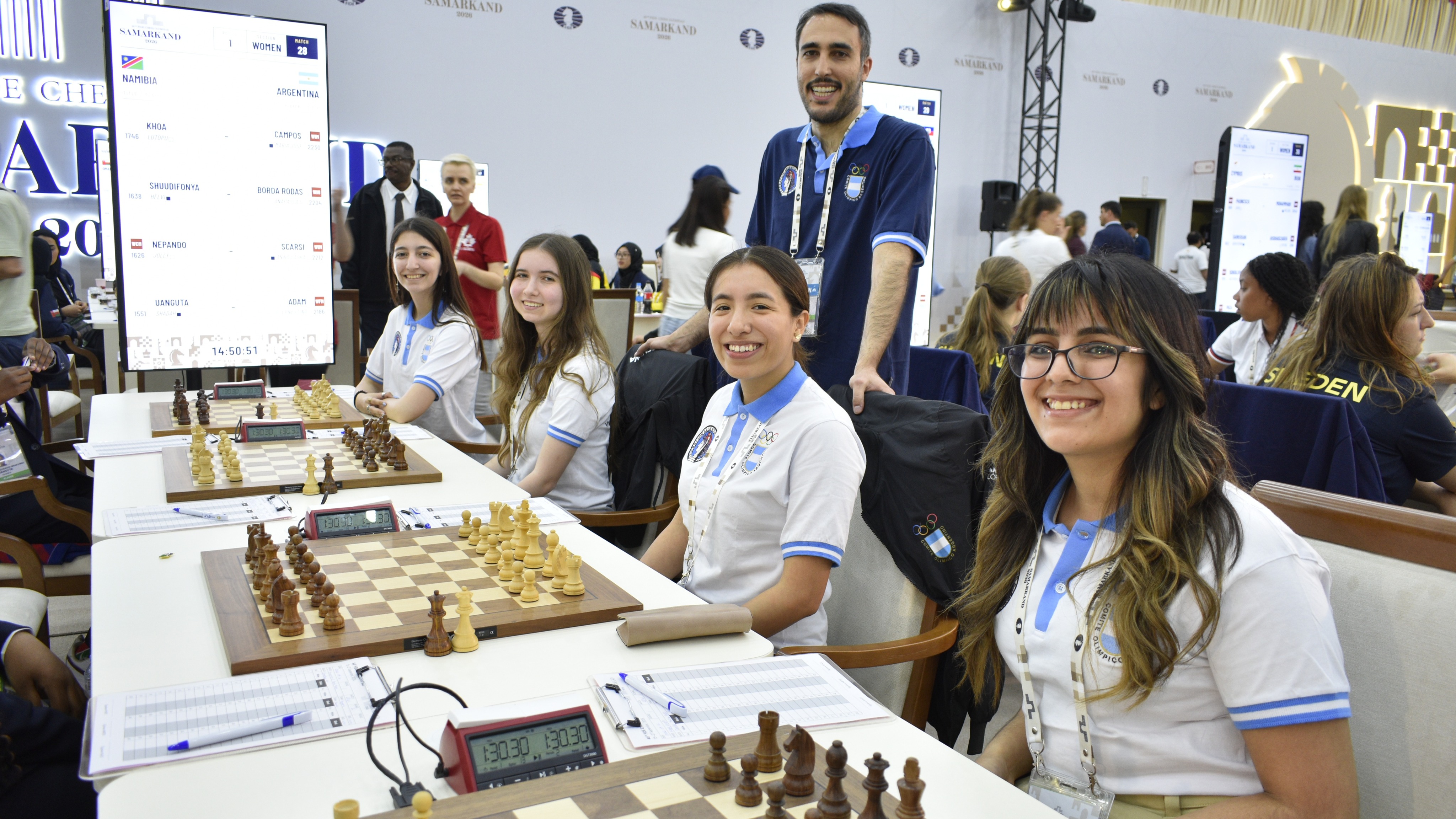 La Selección Argentina femenina en sus respectivos tableros antes de iniciar el match ante Namibia