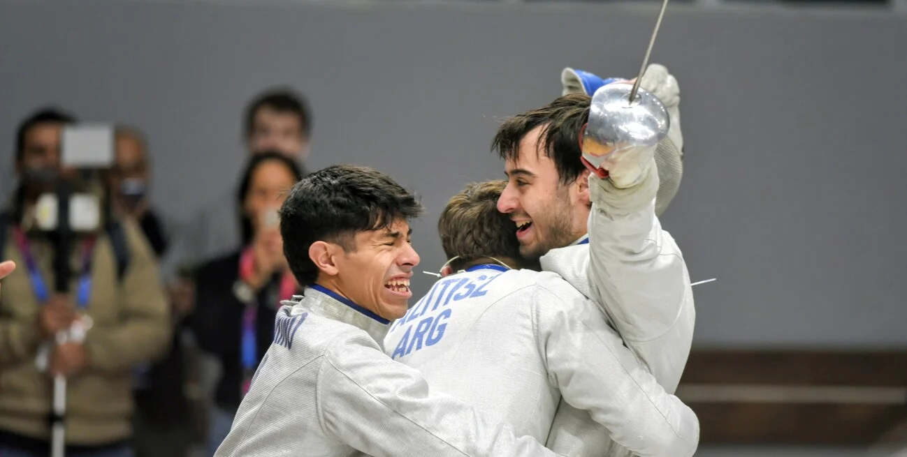 El equipo argentino de sable celebra el oro ante Brasil en el CAP Estadio Salvador Bonilla