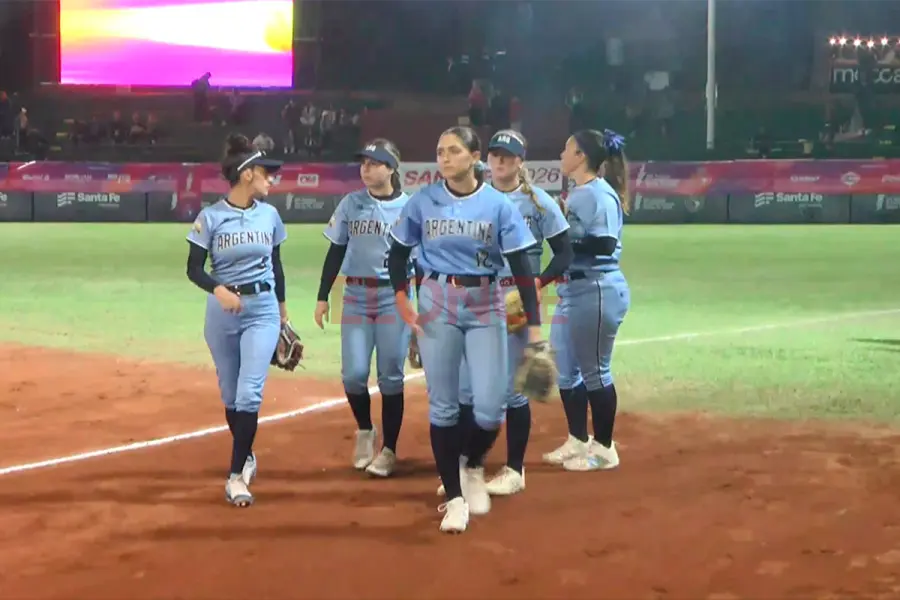 Las jugadoras del seleccionado nacional se retiran del campo de juego tras culminar las siete entradas reglamentarias (Foto: Elonce)