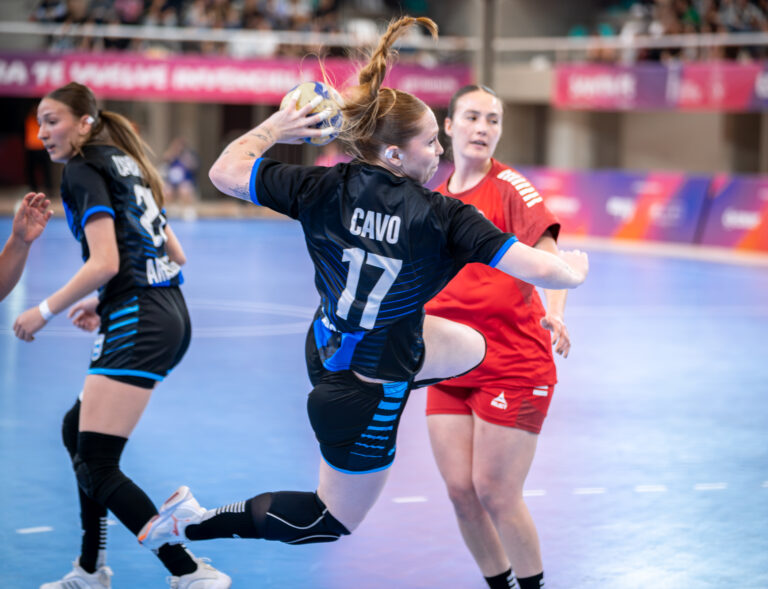 Acción de ataque del seleccionado argentino penetrando la férrea defensa chilena