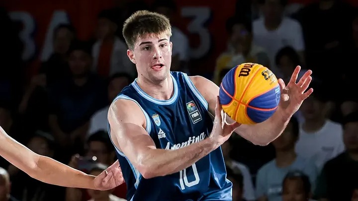 La Selección Argentina de básquetbol 3x3 U23 en plena acción en el Mundial