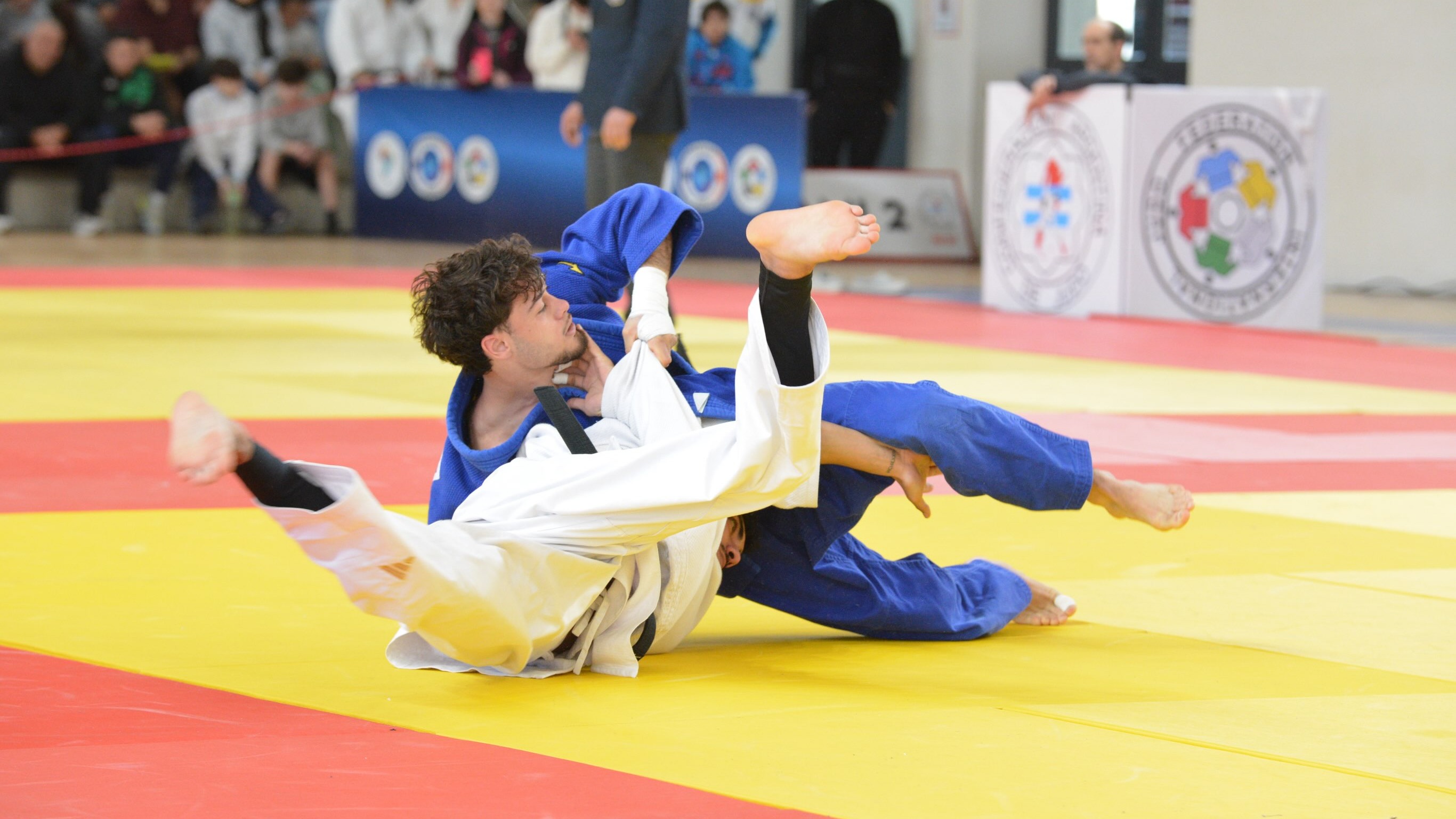 Galo Villavicencio en plena acción ofensiva buscando el desequilibrio sobre el tatami en el Campeonato Centro Republica, en Córdoba