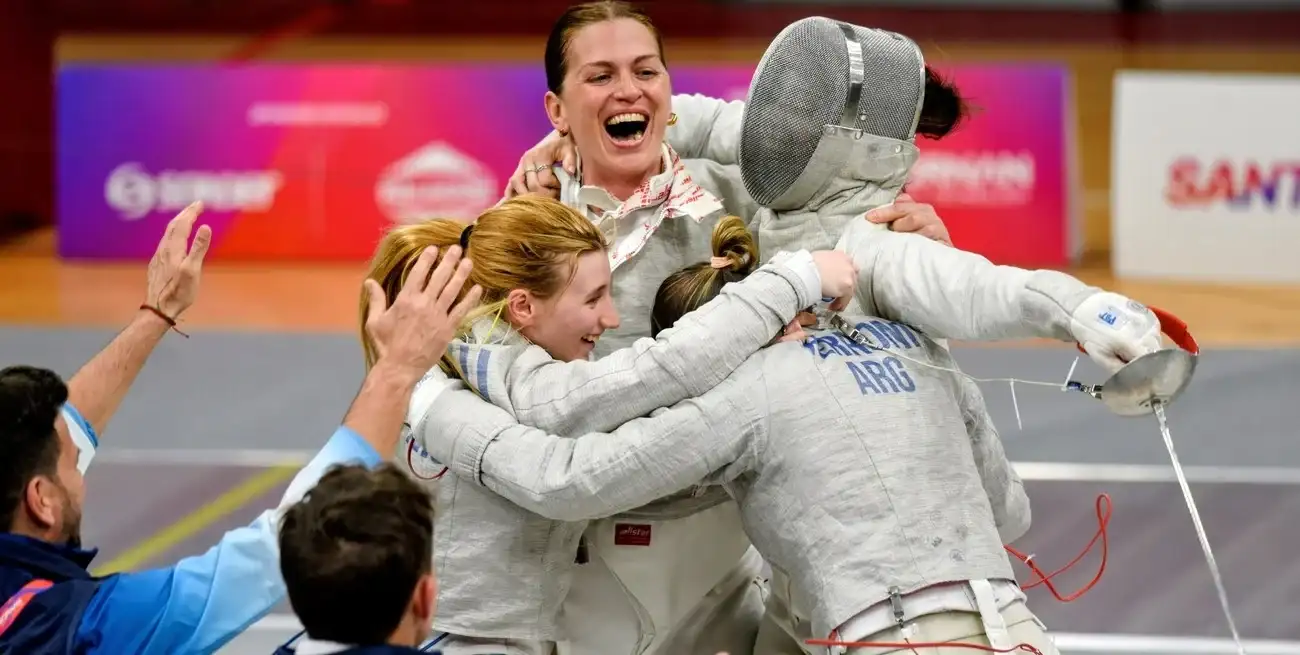 El equipo argentino de sable femenino celebra el oro suramericano
