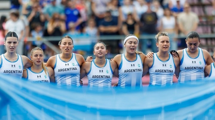 Las Leonas entonan el himno nacional abrazadas antes de salir a disputar el clásico ante Chile