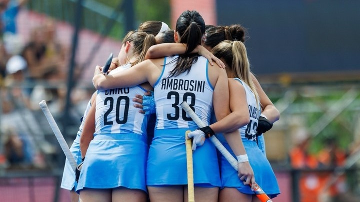 El abrazo y unión colectiva del plantel argentino tras sellar la clasificación a la final