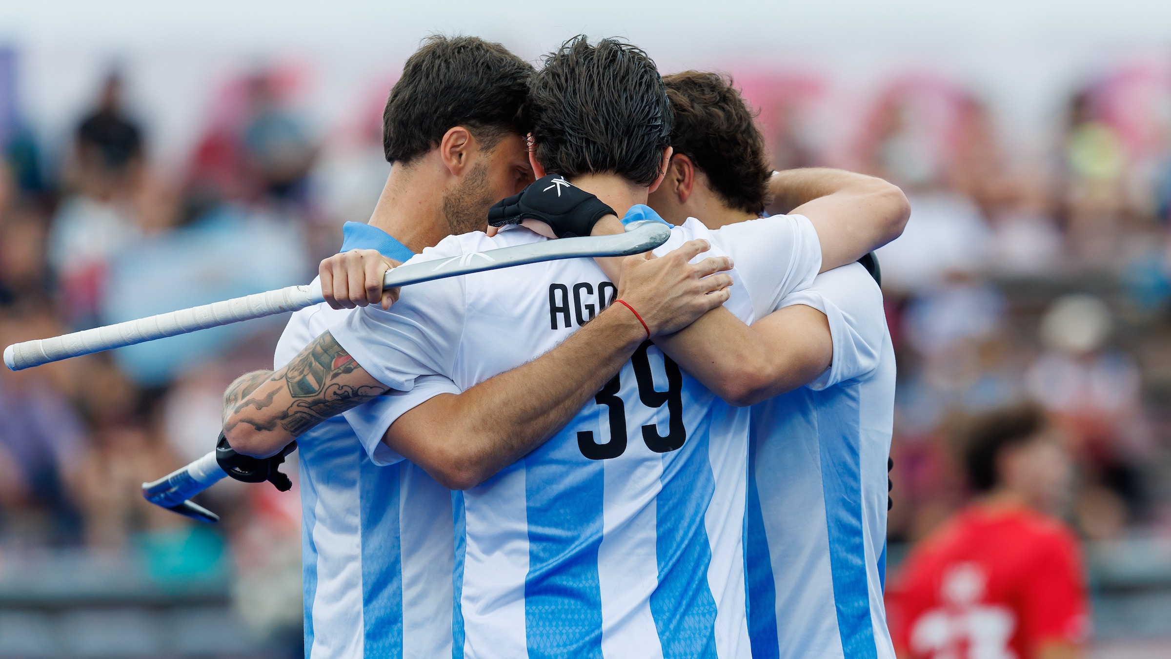 El abrazo de los jugadores argentinos festejando la clasificación a la final