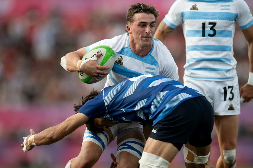 Argentina en ataque ante Perú en el Hipódromo Óvalo