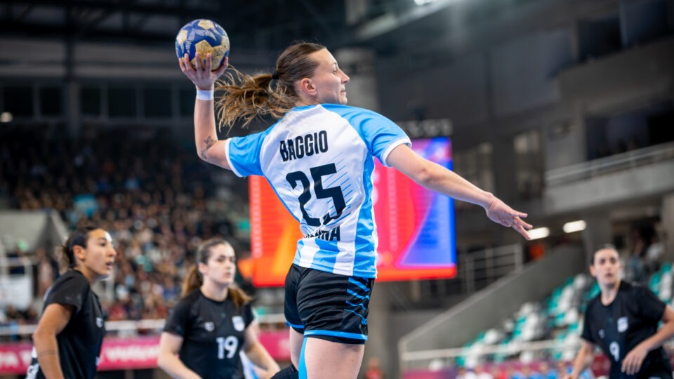 Yamila Baggio en plena elevación durante el ataque de la Selección Argentina