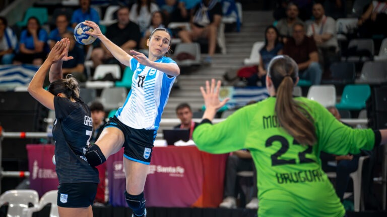 Lanzamiento del ataque nacional ante la estirada de la arquera uruguaya en el Invencible Santa Fe