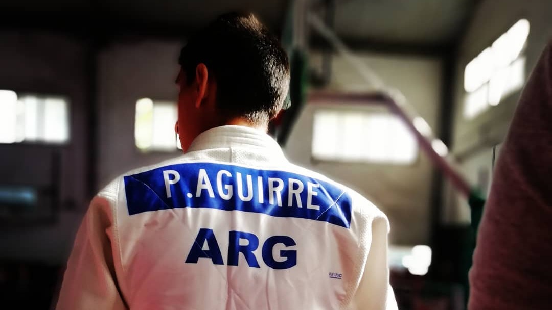 Pablo Aguirre concentrado con el judogi reglamentario argentino