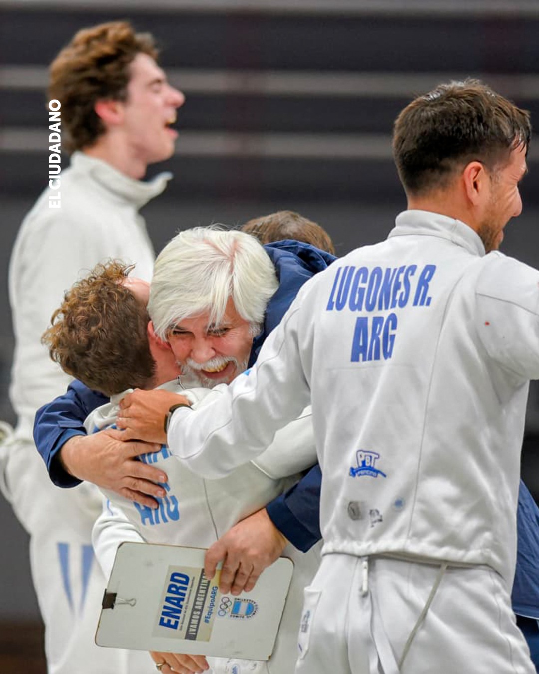 El emotivo abrazo del plantel de espada masculina junto al cuerpo técnico tras asegurar la medalla