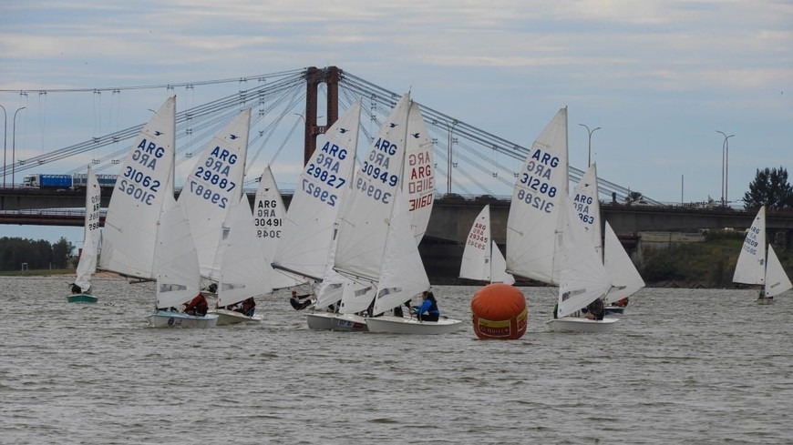 Acción de las regatas finales en la Laguna Setúbal y actividad de esquí náutico en Lago Sur