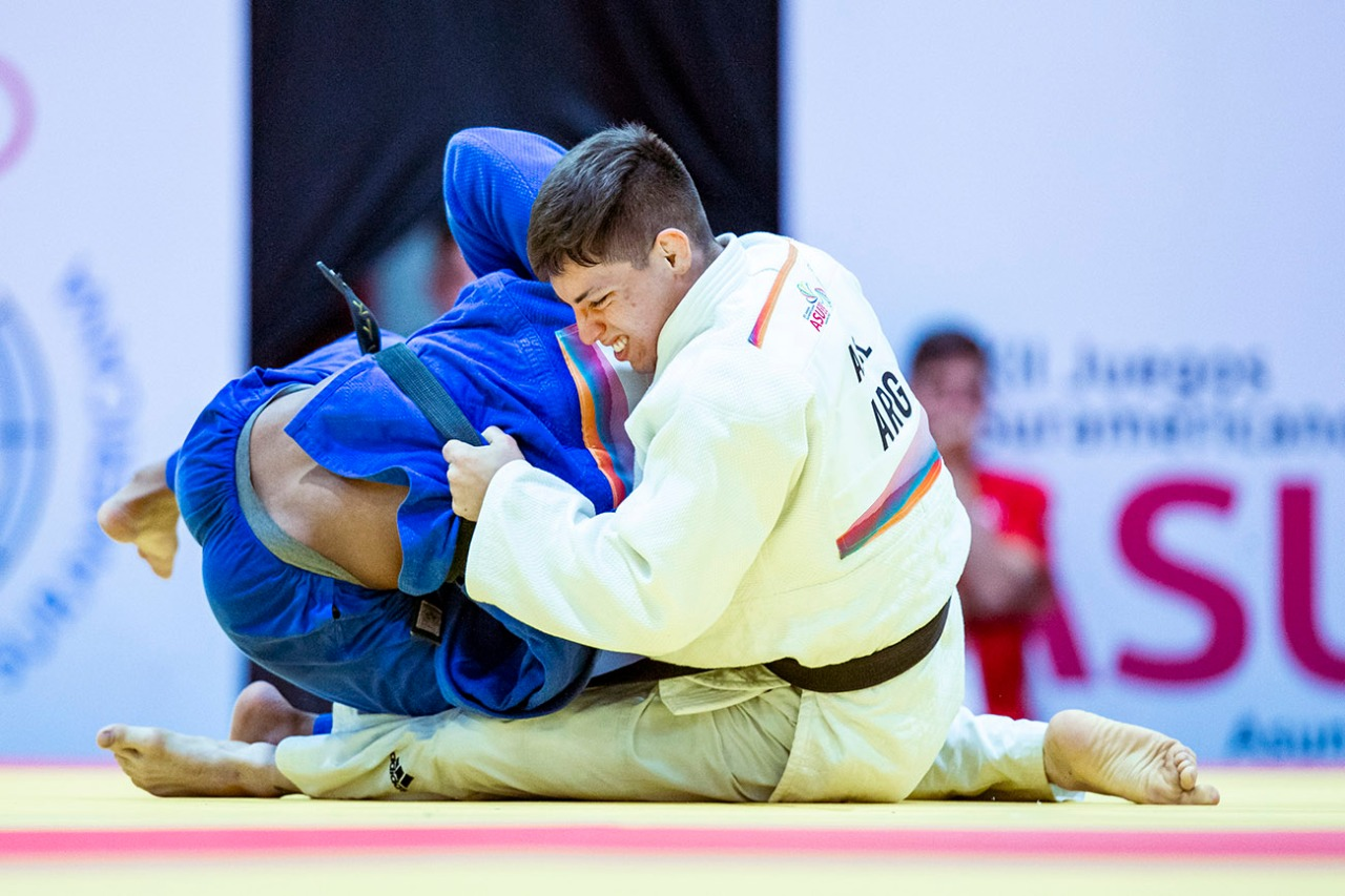 Agustín Gil en plena acción de combate